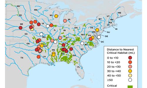 A map of the United States showing critical habitats in green and circles representing Tyson meat processing plants, with the color of each circle determined by distance to the nearest critical habitat